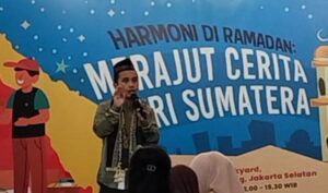 Ustad Maulana memberikan tausiyah di acara Ramadan untuk Aceh
