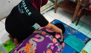 Terapis Massage by Mecapan sedang melakukan relaksasi